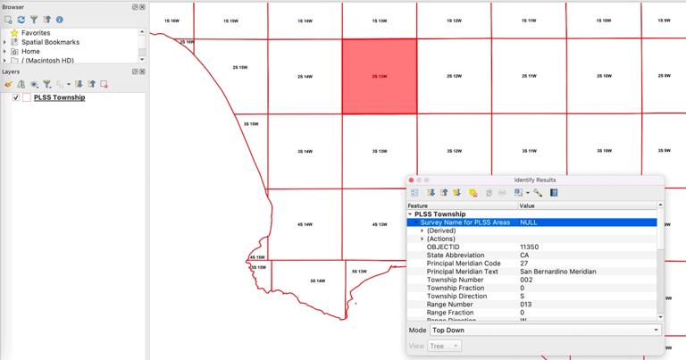 QGIS 中红色突出显示的图块的屏幕截图,其中弹出显示 GIS 数据该部分的属性信息